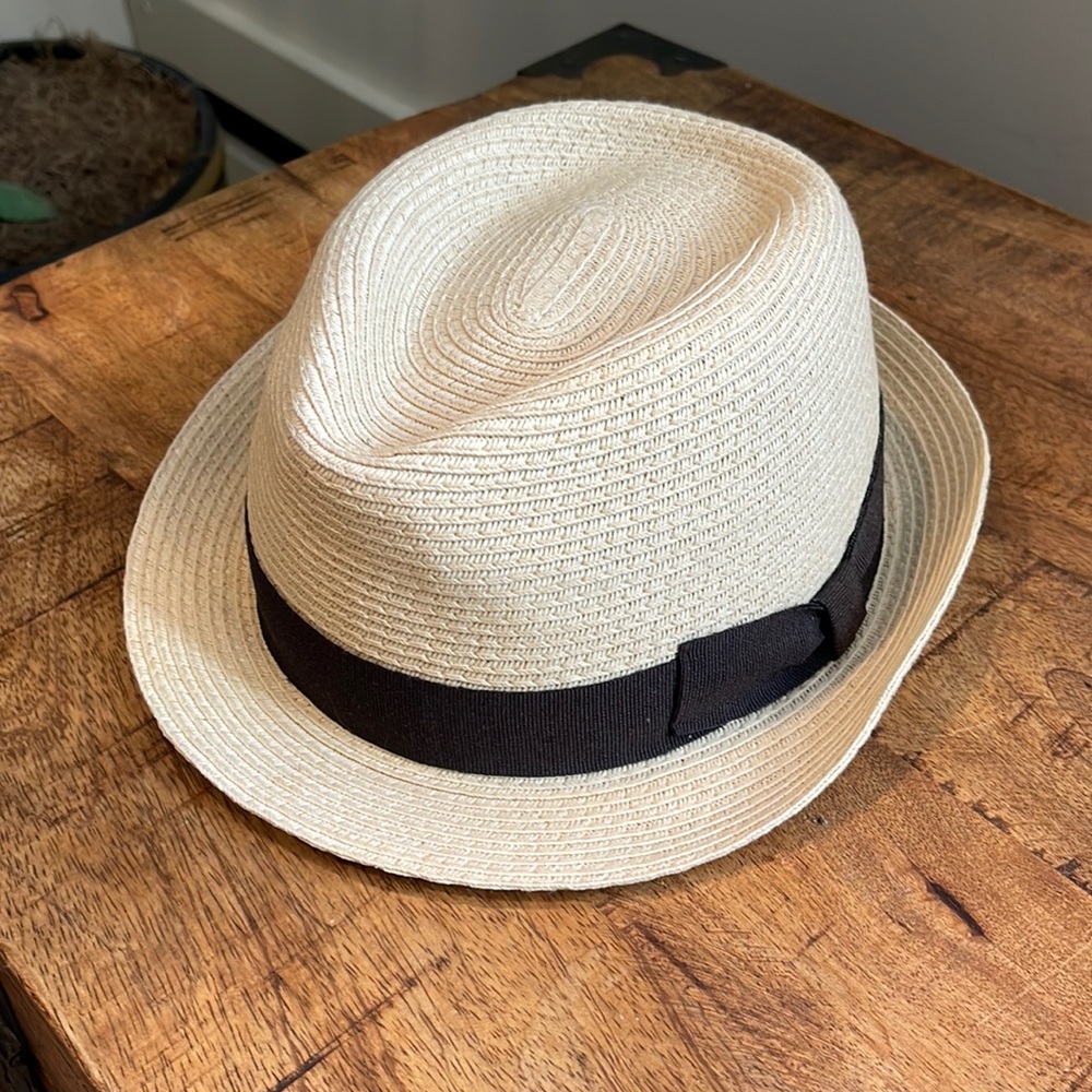 Hat made of 100% paper, with a black grosgrain ribbon only worn once